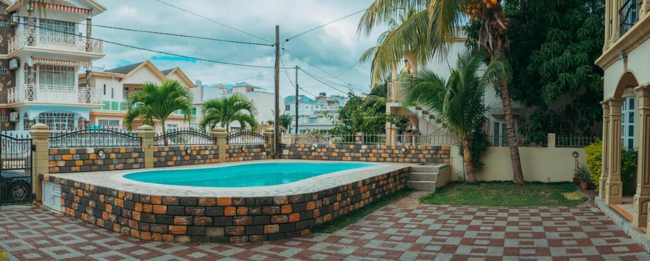 RS Villas: Beachfront Apartments with Pool and Wi-Fi Flic en Flac Exterior photo